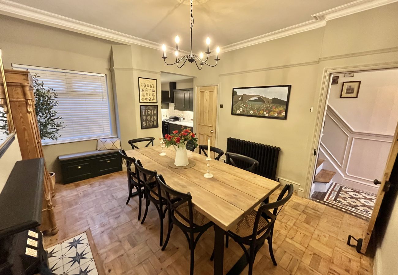 House in Chester - Charming 3BR Home - Garden & Parking