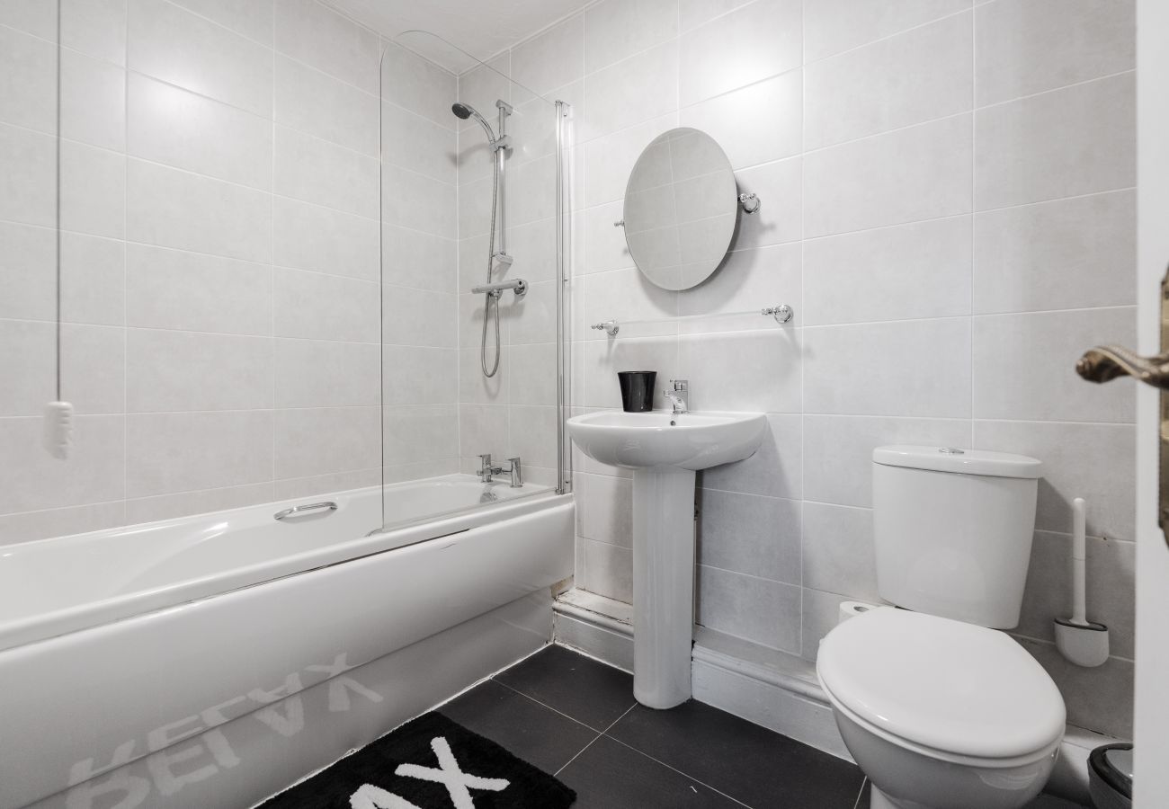 Apartment in Speke - Cosy Speke 3Bed Retreat with Free Parking