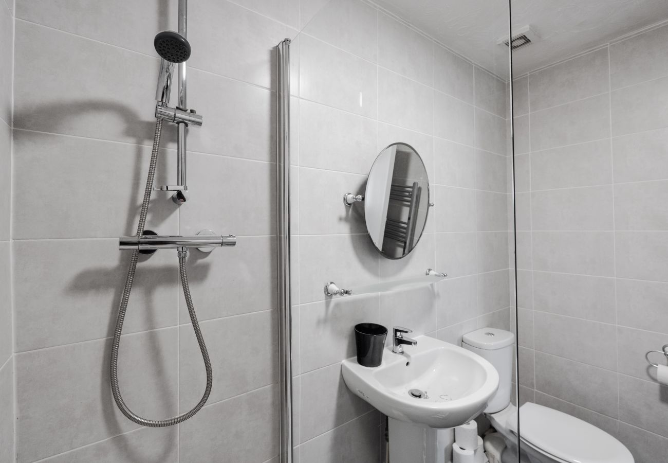 Apartment in Speke - Cosy Speke 3Bed Retreat with Free Parking