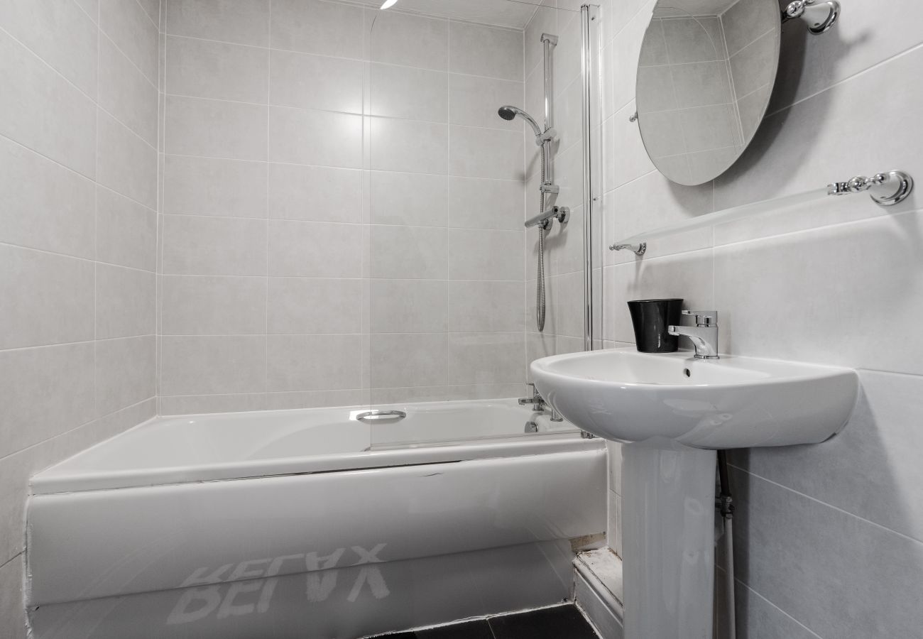 Apartment in Speke - Cosy Speke 3Bed Retreat with Free Parking