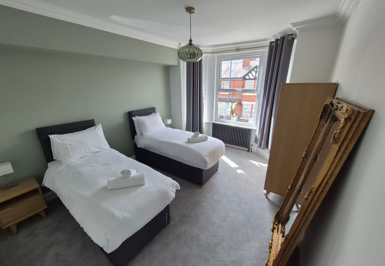 House in Manchester - Manchester Music Lover’s Dream 3 Bed House with Games  Room