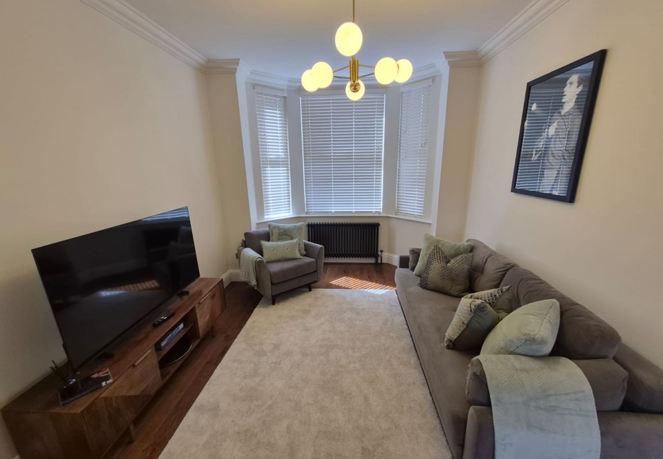 House in Manchester - Manchester Music Lover’s Dream 3 Bed House with Games  Room
