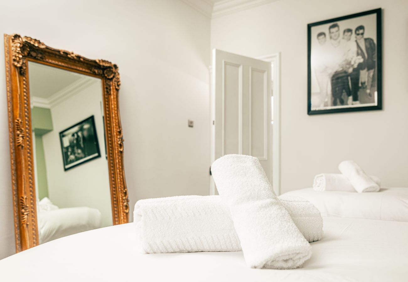 House in Manchester - Manchester Music Lover’s Dream 3 Bed House with Games  Room