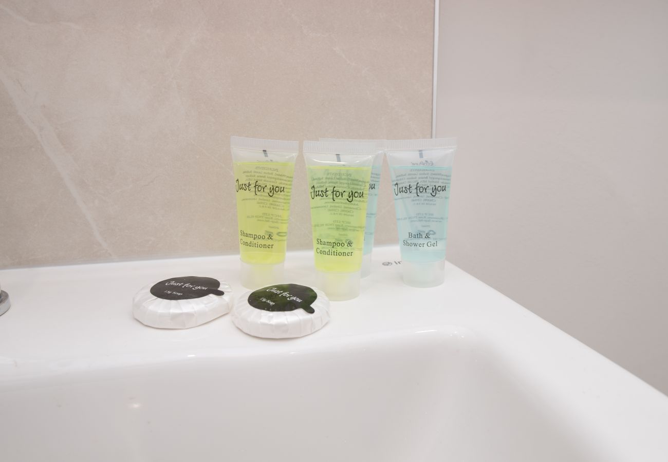 Apartment in Hull - Chic 1BR Sanctuary in Hull City Centre Near Marina