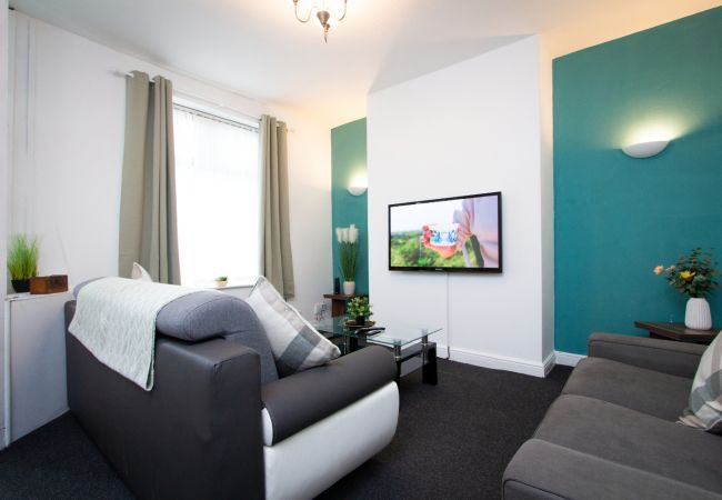 House in Oldham - Spacious 2BR in Chadderton Near Manchester