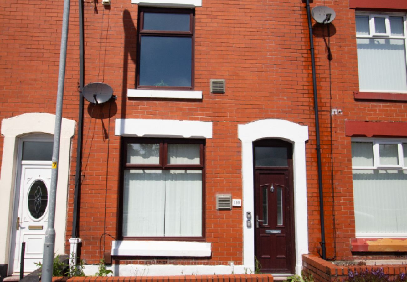 House in Oldham - Spacious 2BR in Chadderton Near Manchester
