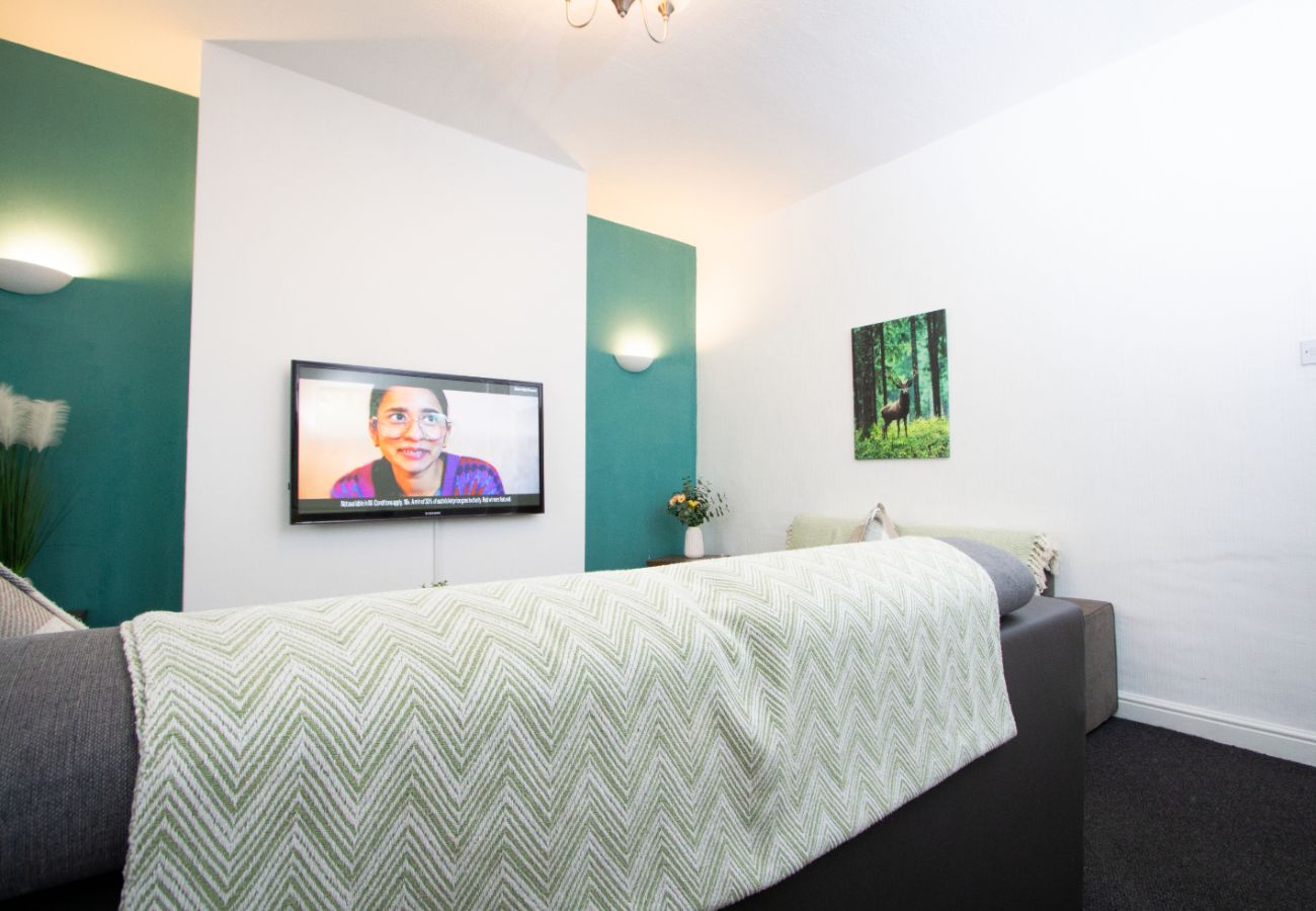 House in Oldham - Spacious 2BR in Chadderton Near Manchester
