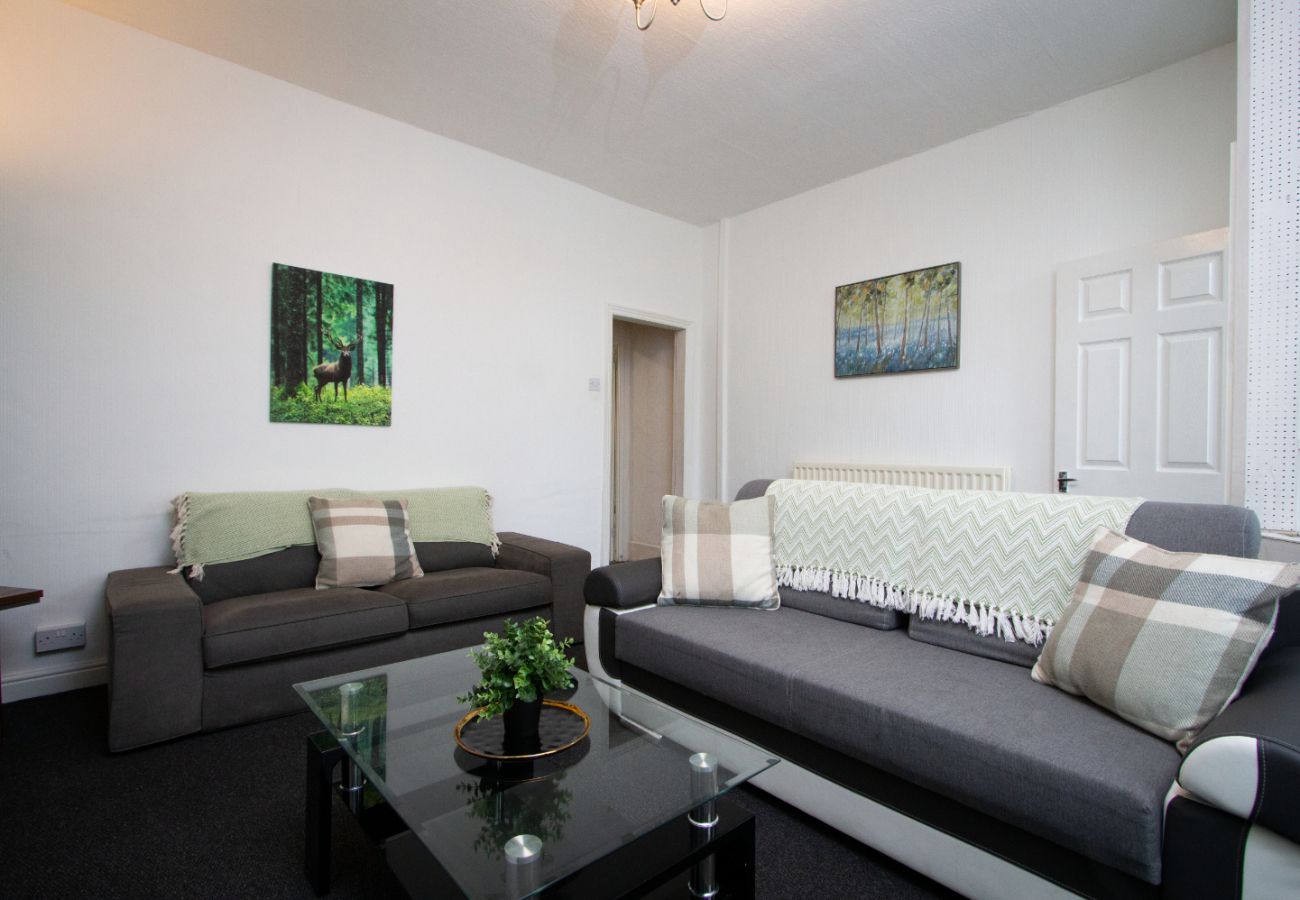 House in Oldham - Spacious 2BR in Chadderton Near Manchester