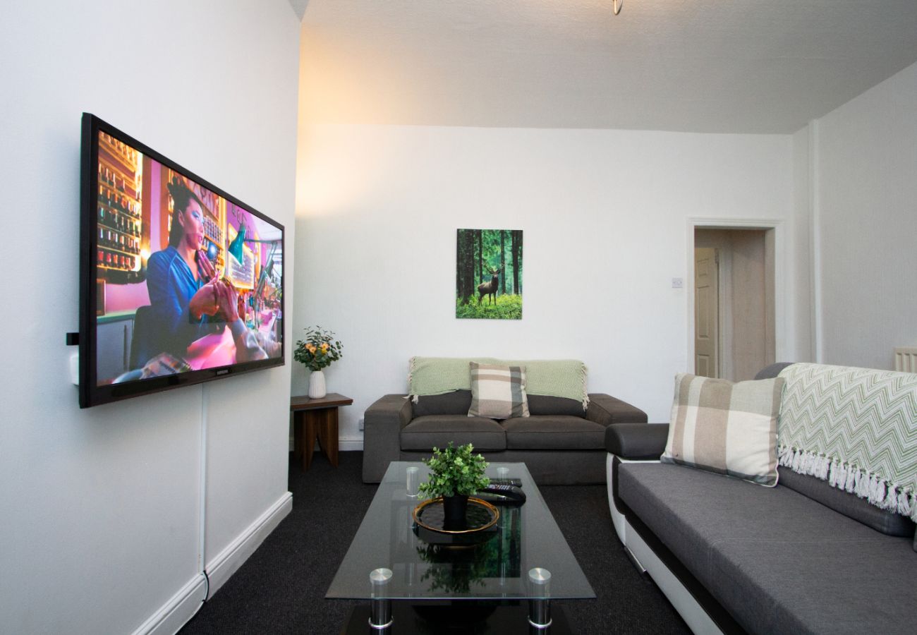 House in Oldham - Spacious 2BR in Chadderton Near Manchester