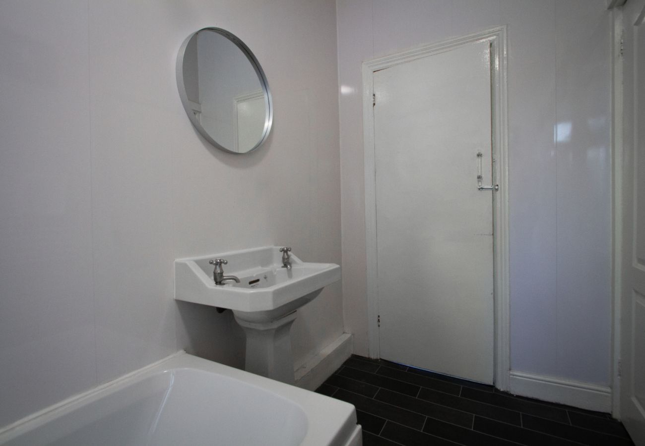 House in Oldham - Spacious 2BR in Chadderton Near Manchester