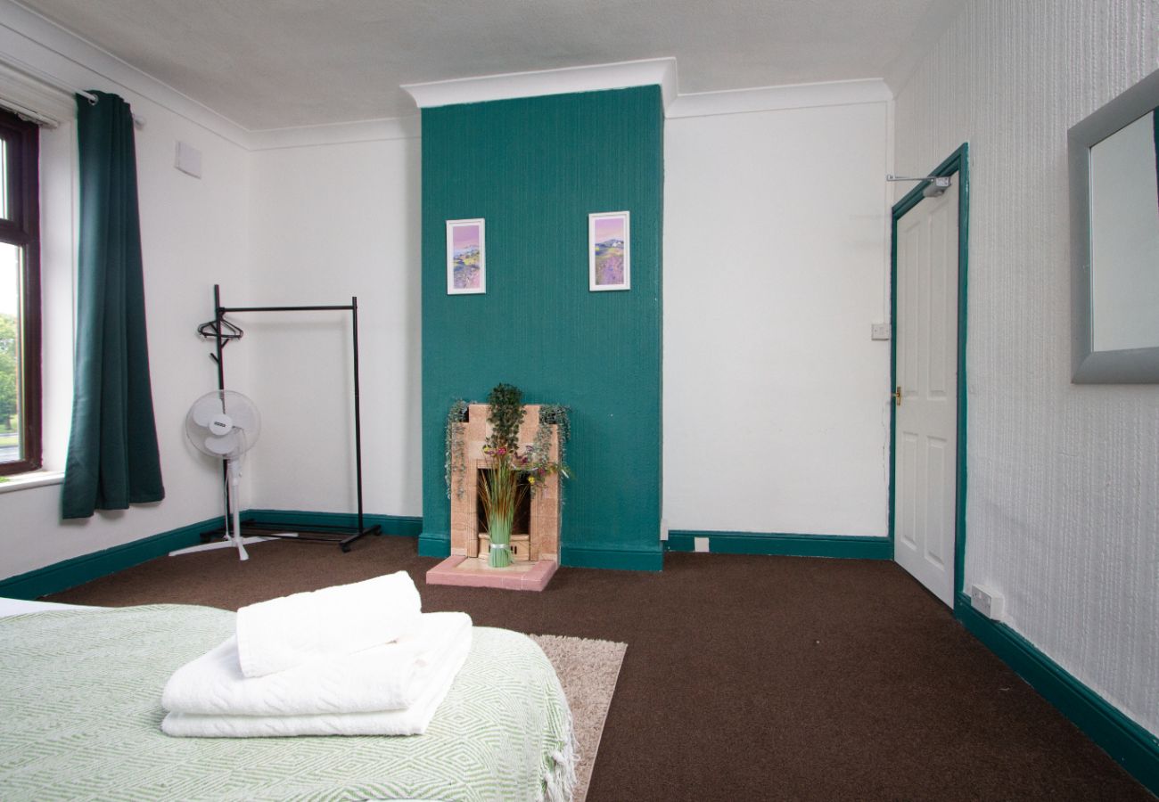 House in Oldham - Spacious 2BR in Chadderton Near Manchester