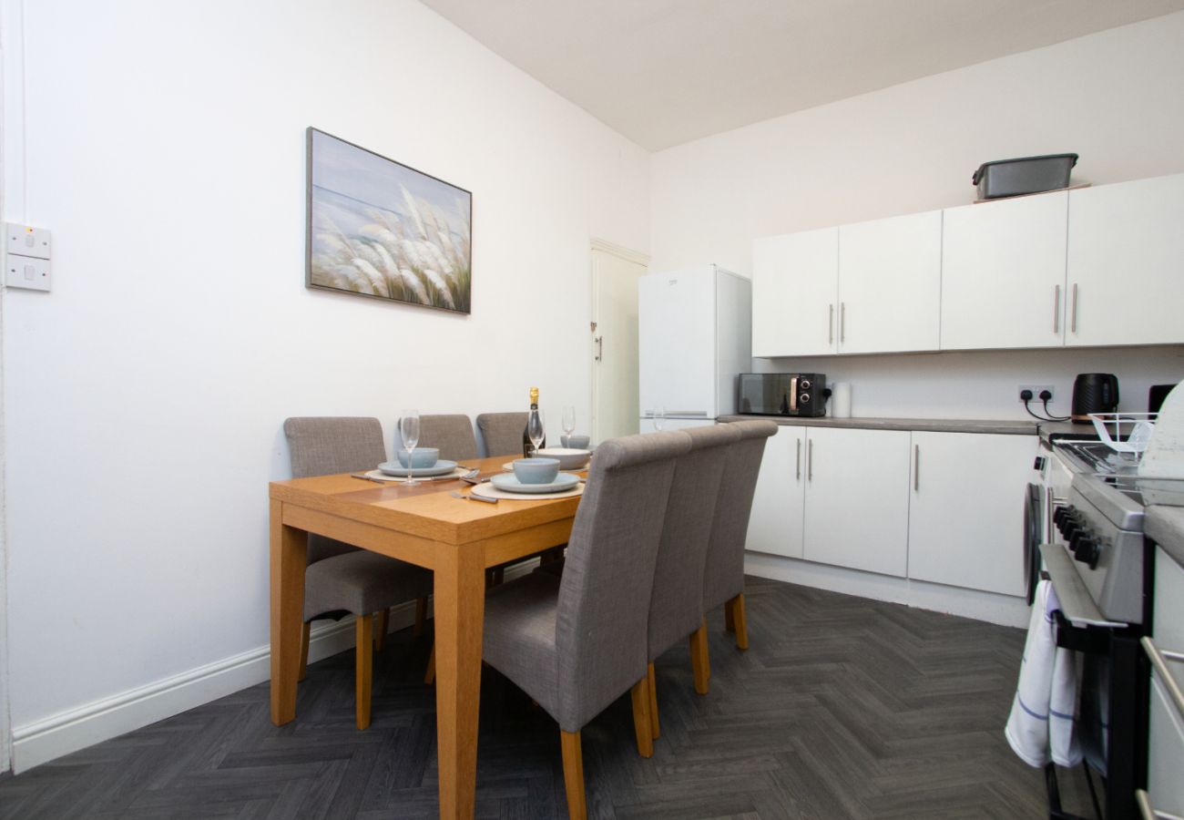 House in Oldham - Spacious 2BR in Chadderton Near Manchester