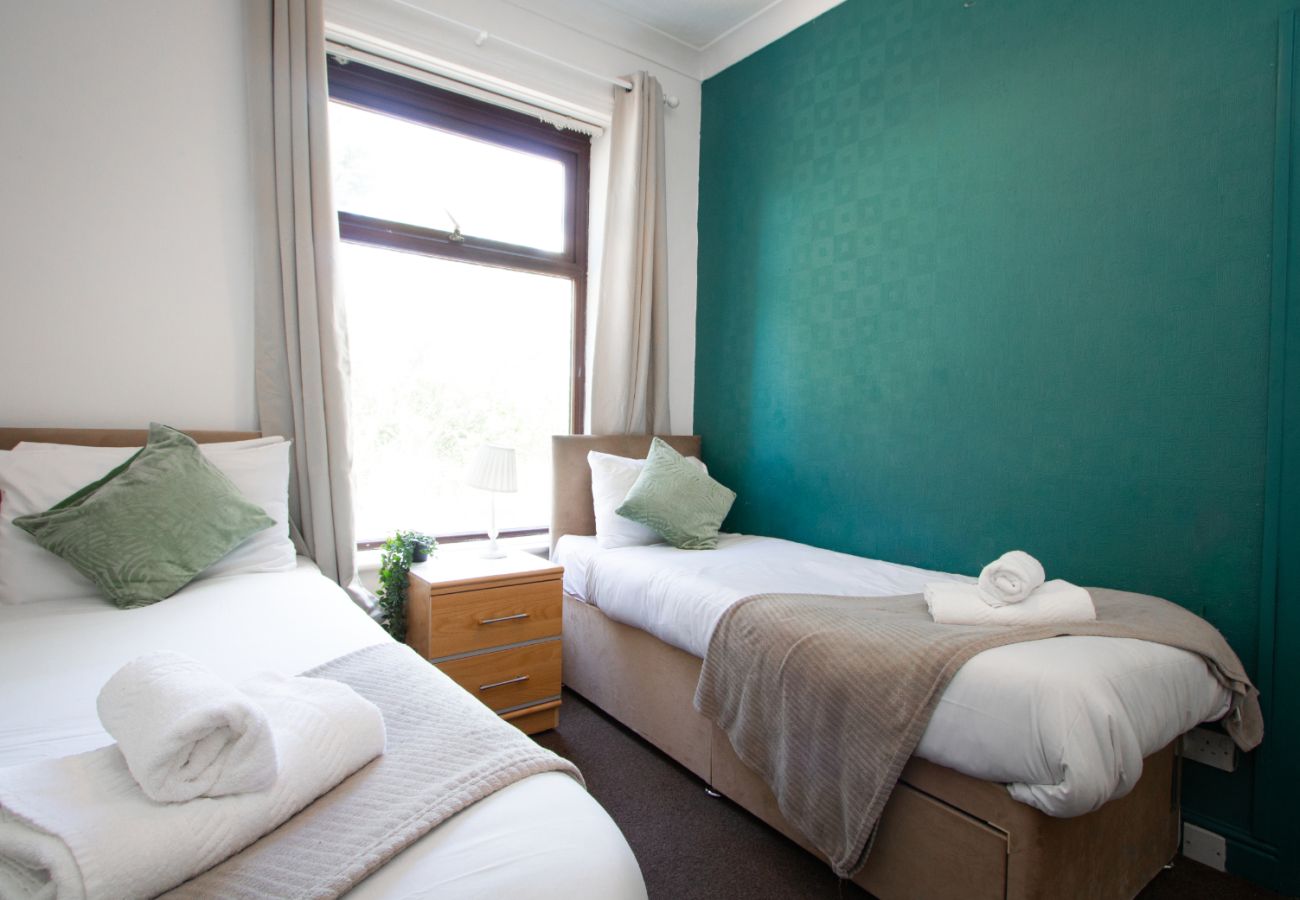 House in Oldham - Spacious 2BR in Chadderton Near Manchester