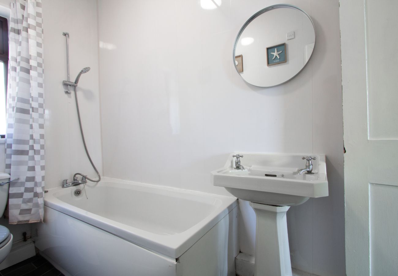 House in Oldham - Spacious 2BR in Chadderton Near Manchester