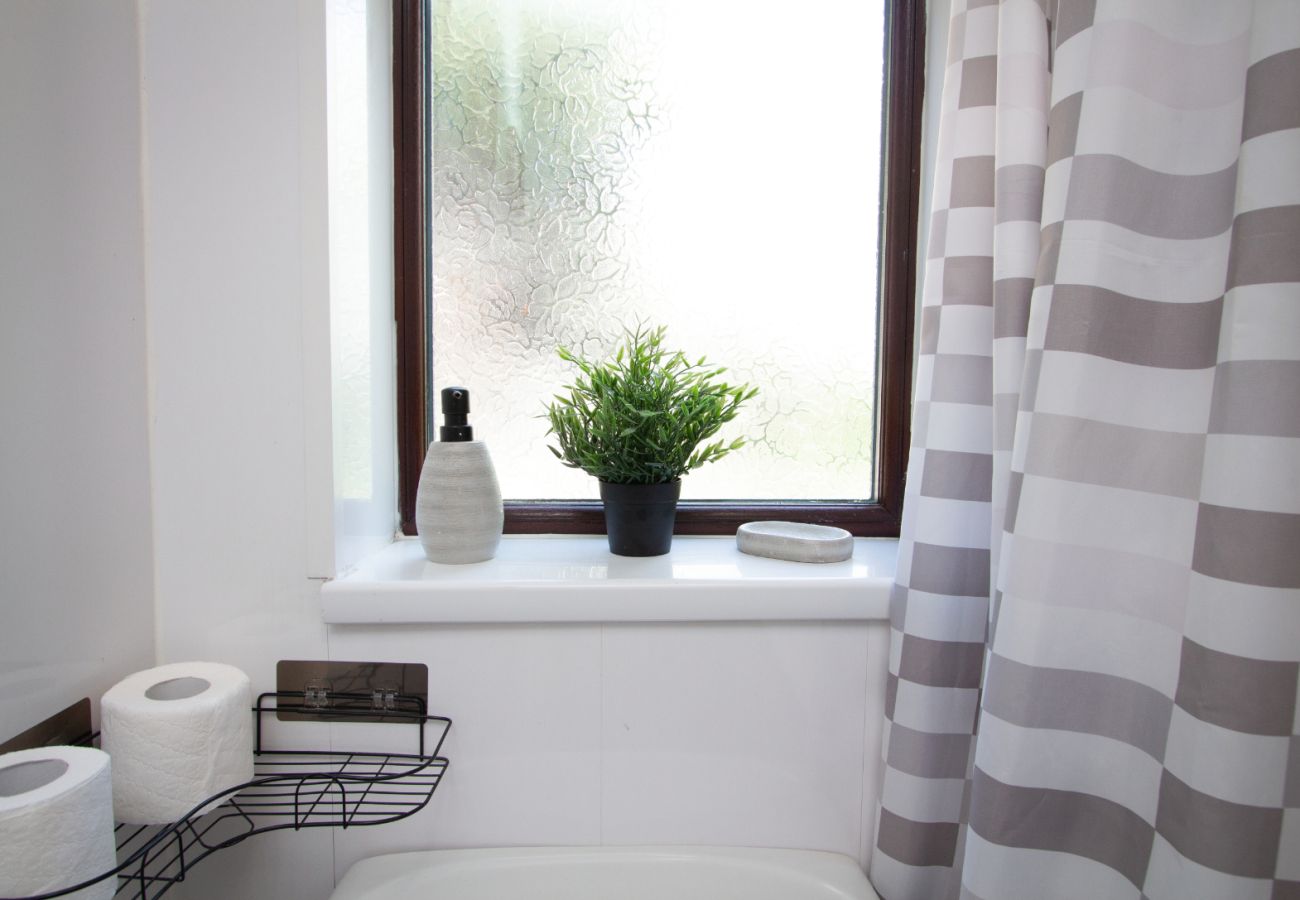 House in Oldham - Spacious 2BR in Chadderton Near Manchester
