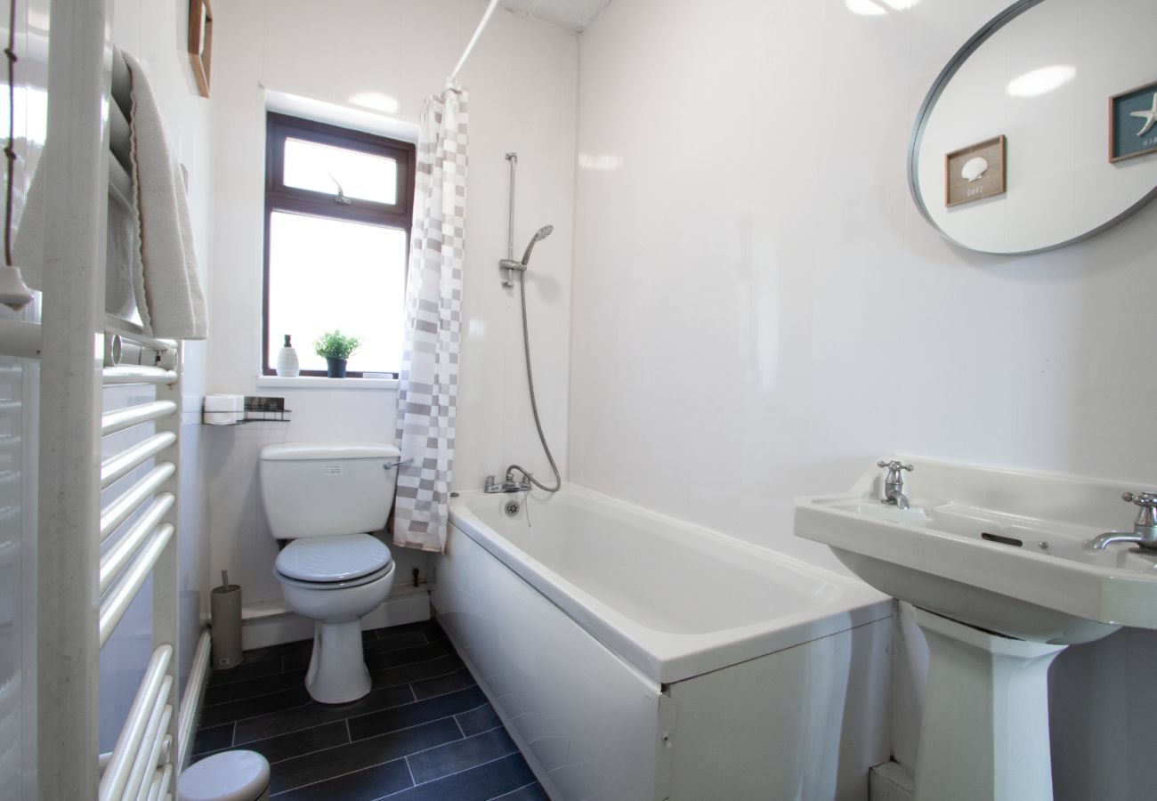 House in Oldham - Spacious 2BR in Chadderton Near Manchester