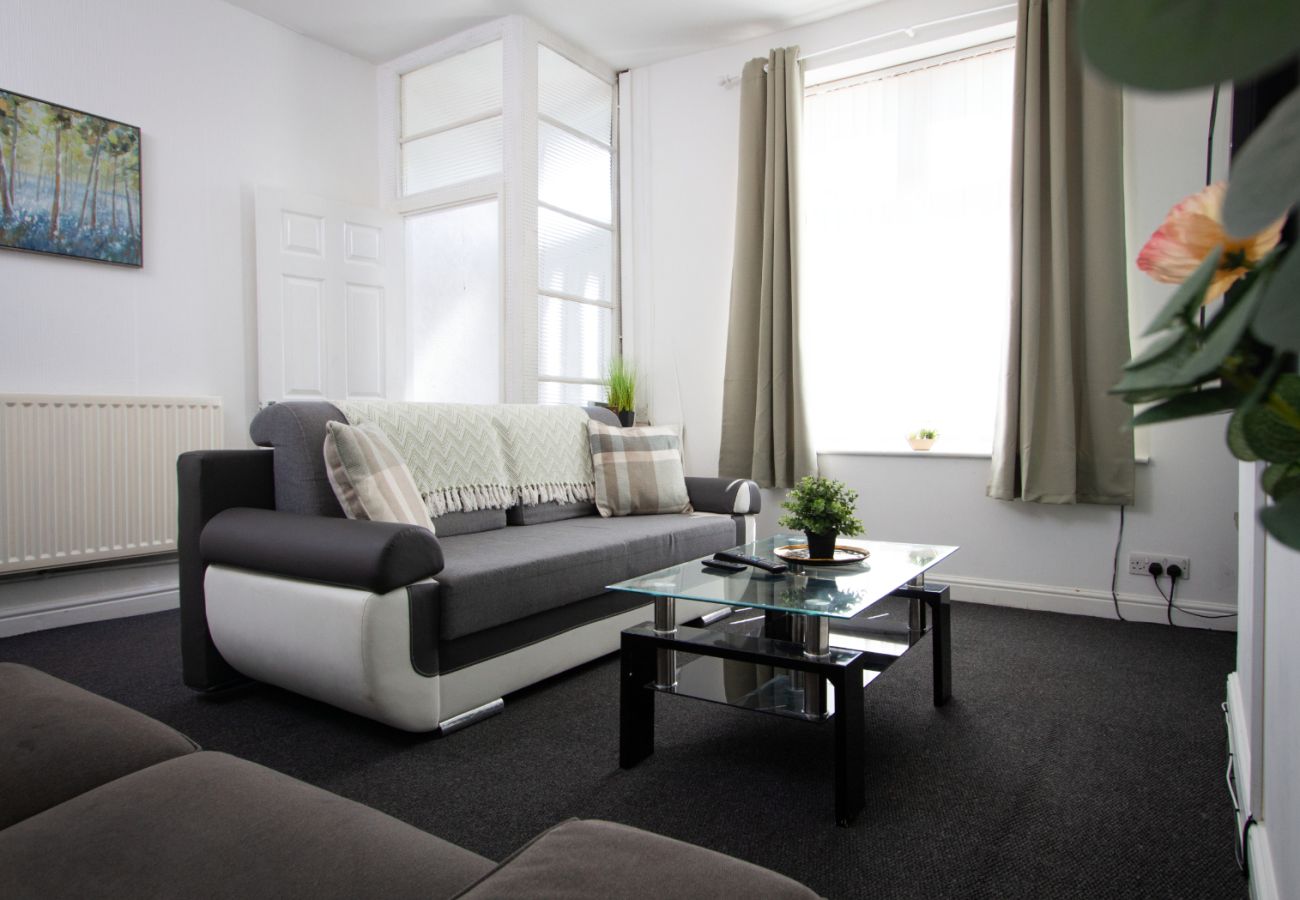 House in Oldham - Spacious 2BR in Chadderton Near Manchester