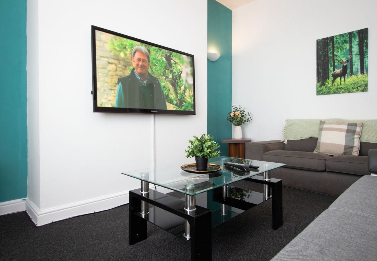 House in Oldham - Spacious 2BR in Chadderton Near Manchester
