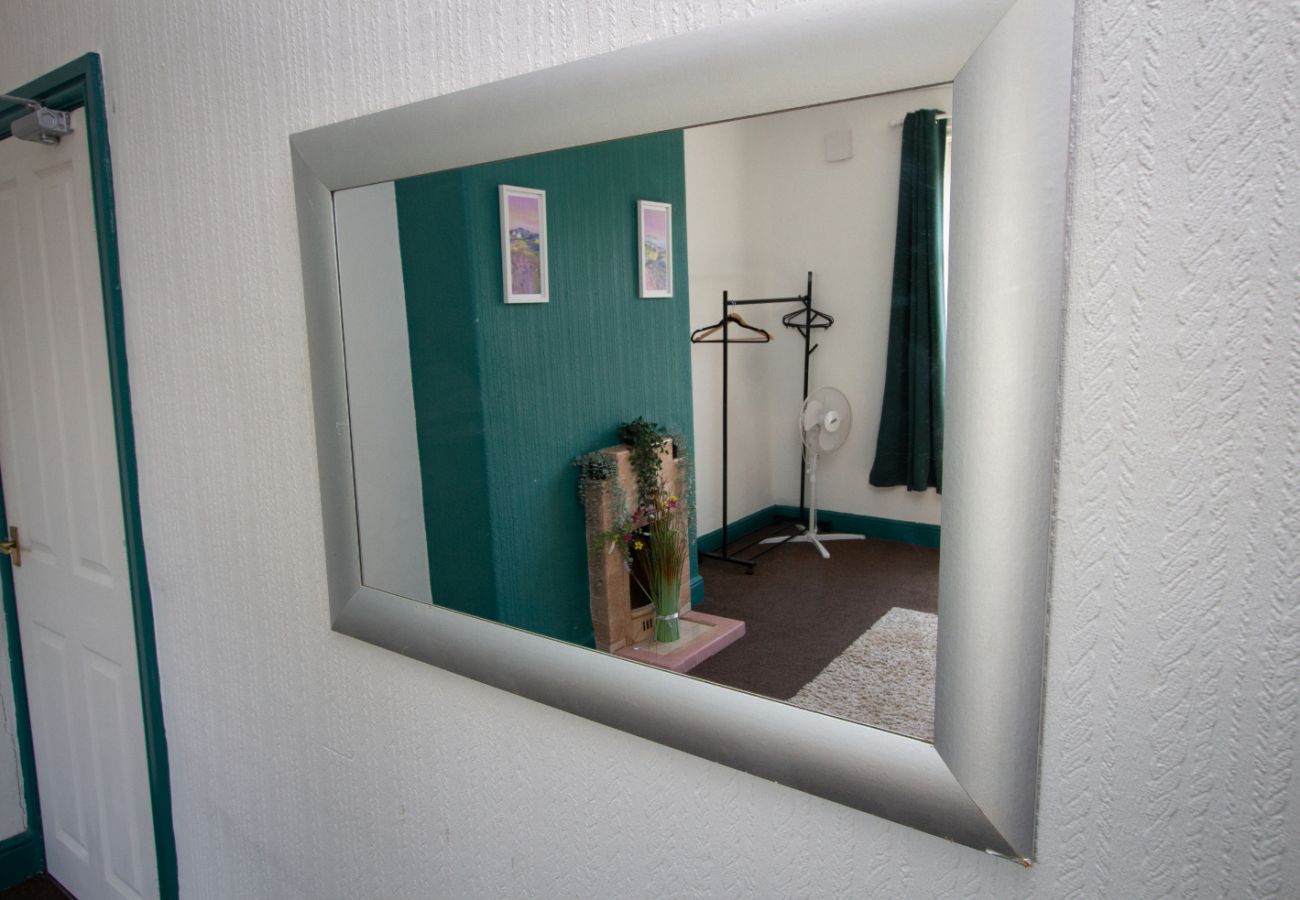 House in Oldham - Spacious 2BR in Chadderton Near Manchester