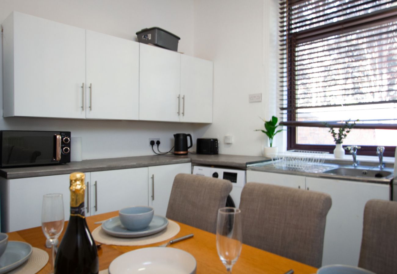House in Oldham - Spacious 2BR in Chadderton Near Manchester