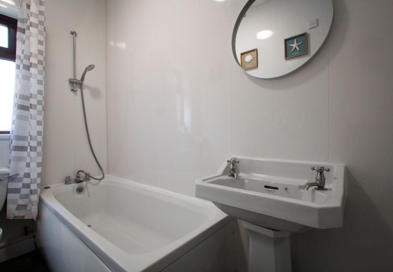 House in Oldham - Spacious 2BR in Chadderton Near Manchester