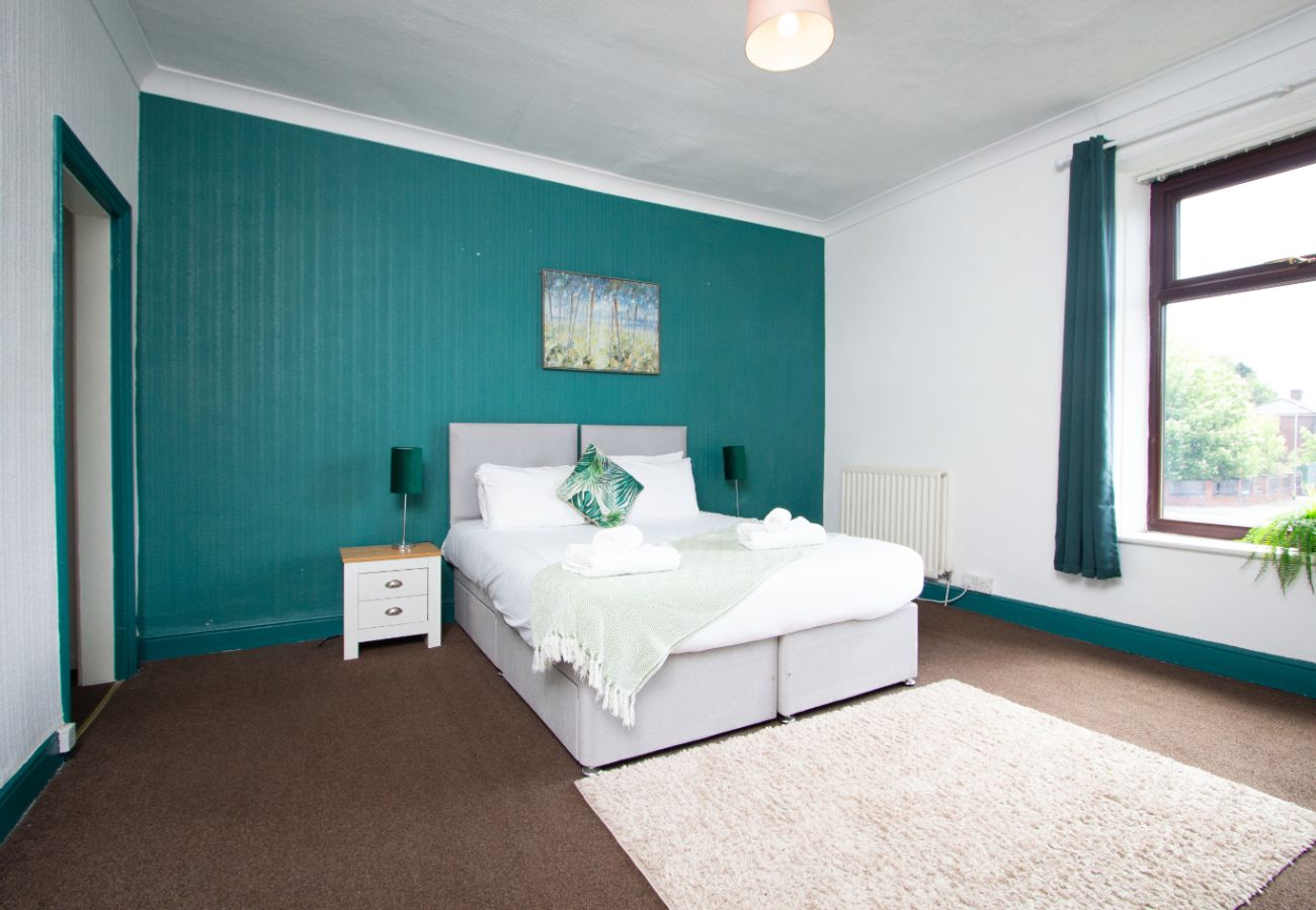 House in Oldham - Spacious 2BR in Chadderton Near Manchester