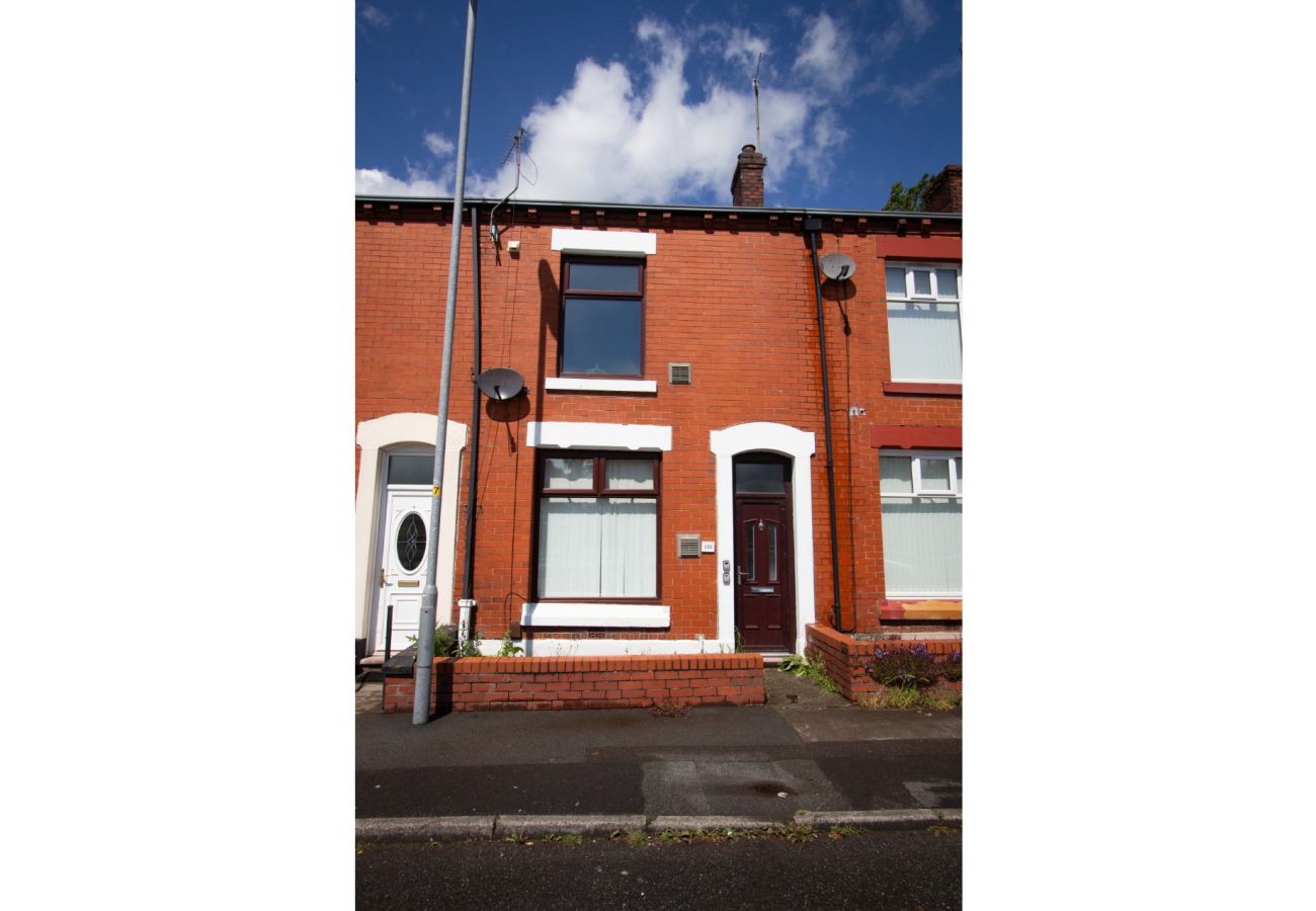 House in Oldham - Spacious 2BR in Chadderton Near Manchester