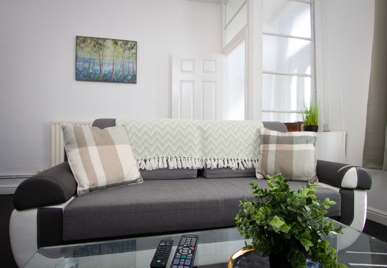 House in Oldham - Spacious 2BR in Chadderton Near Manchester
