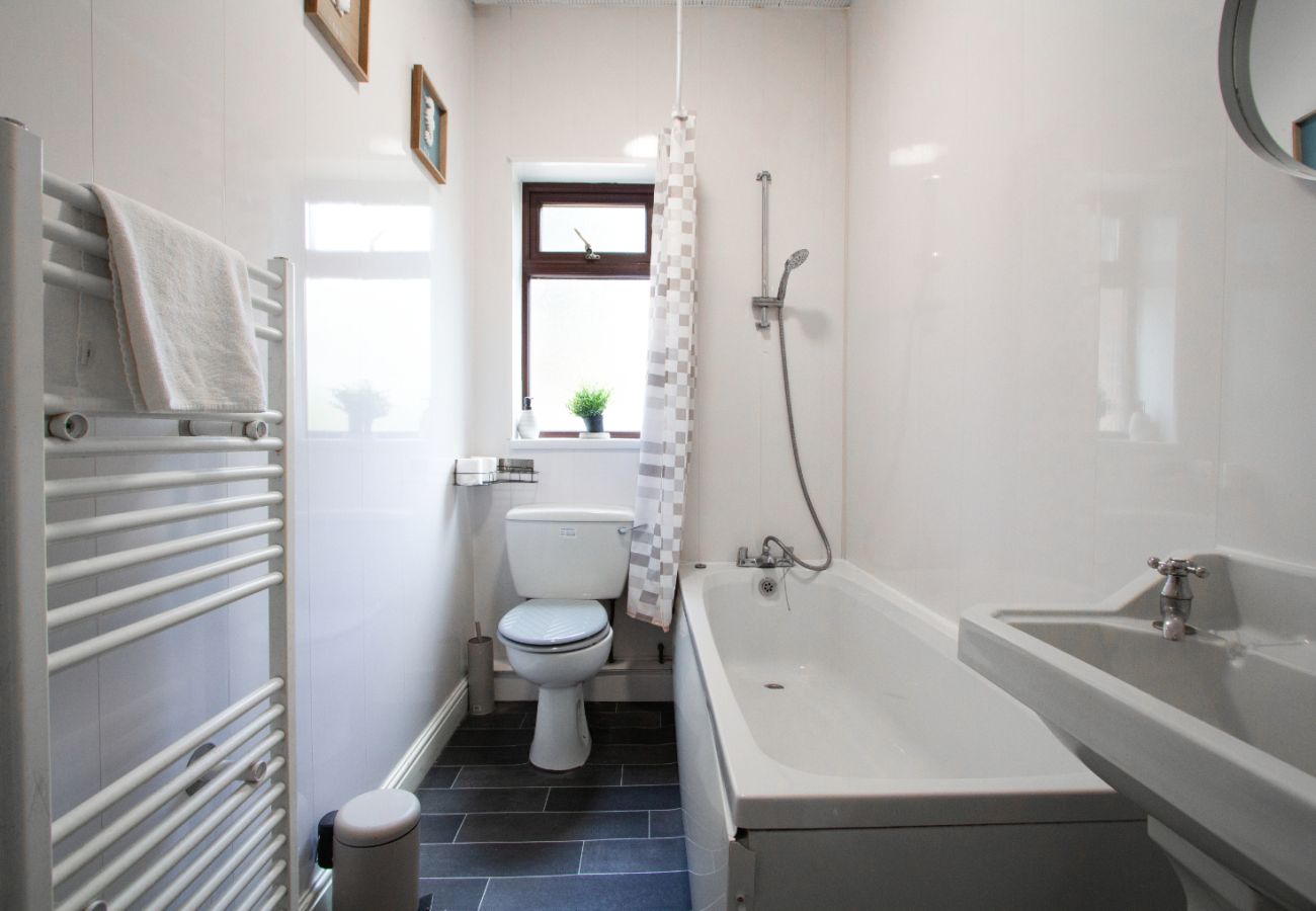 House in Oldham - Spacious 2BR in Chadderton Near Manchester