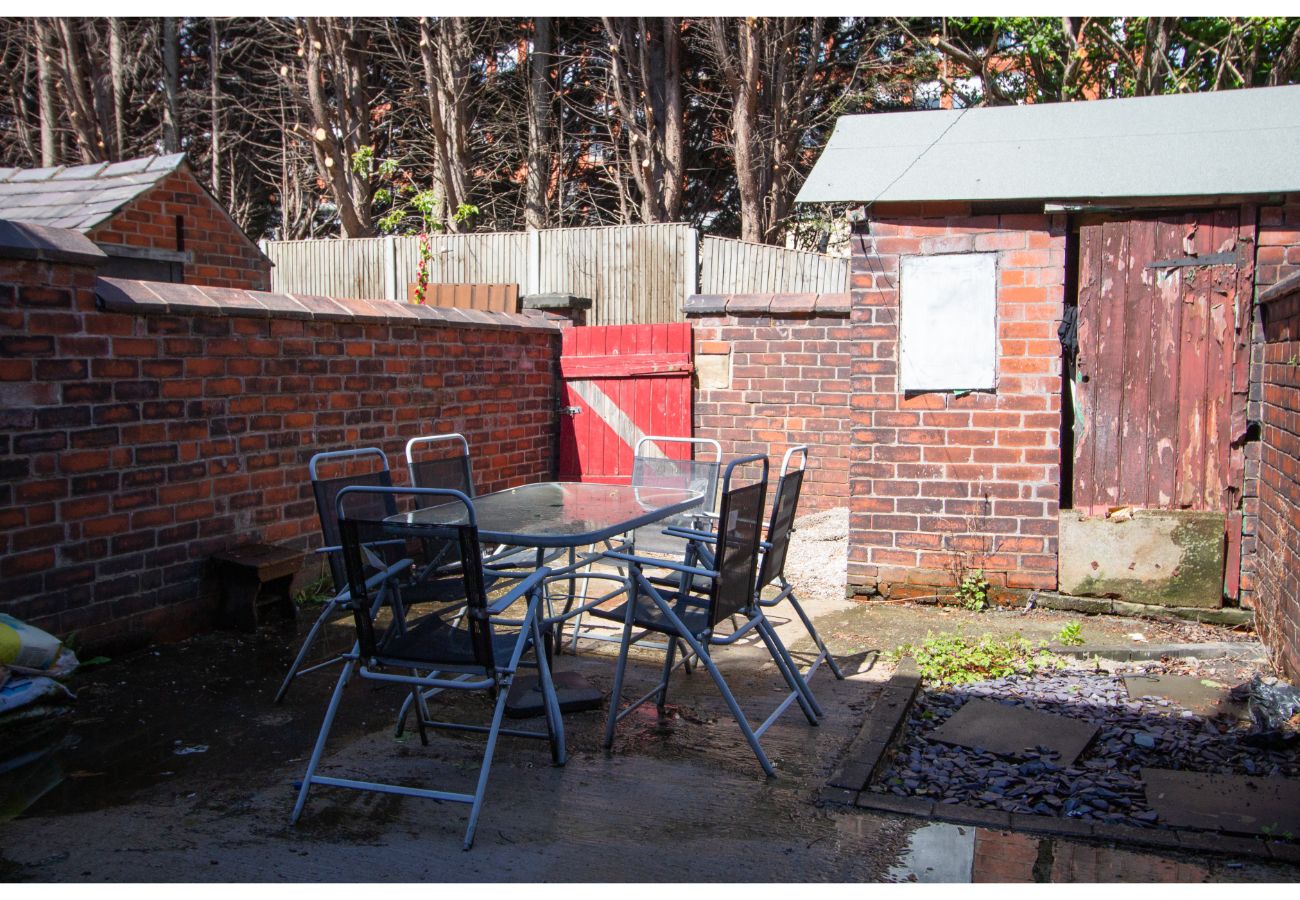 House in Oldham - Spacious 2BR in Chadderton Near Manchester